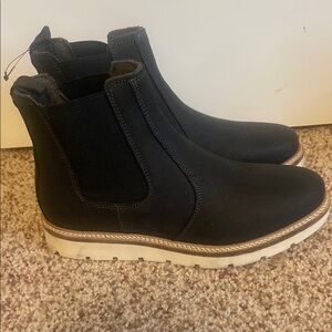 Alpine Design Black Ankle Boots with Elastic Side Panels and Thick Sole